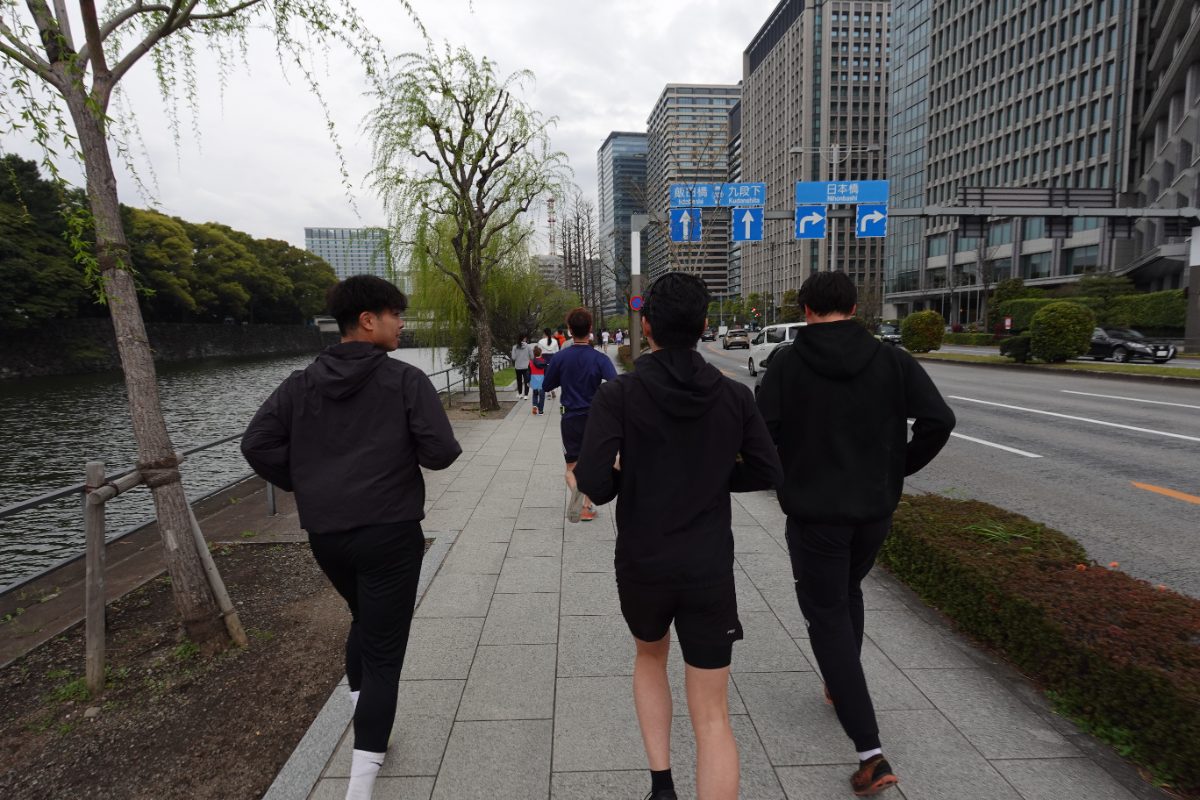 ビルの並ぶ通りを走るランナー