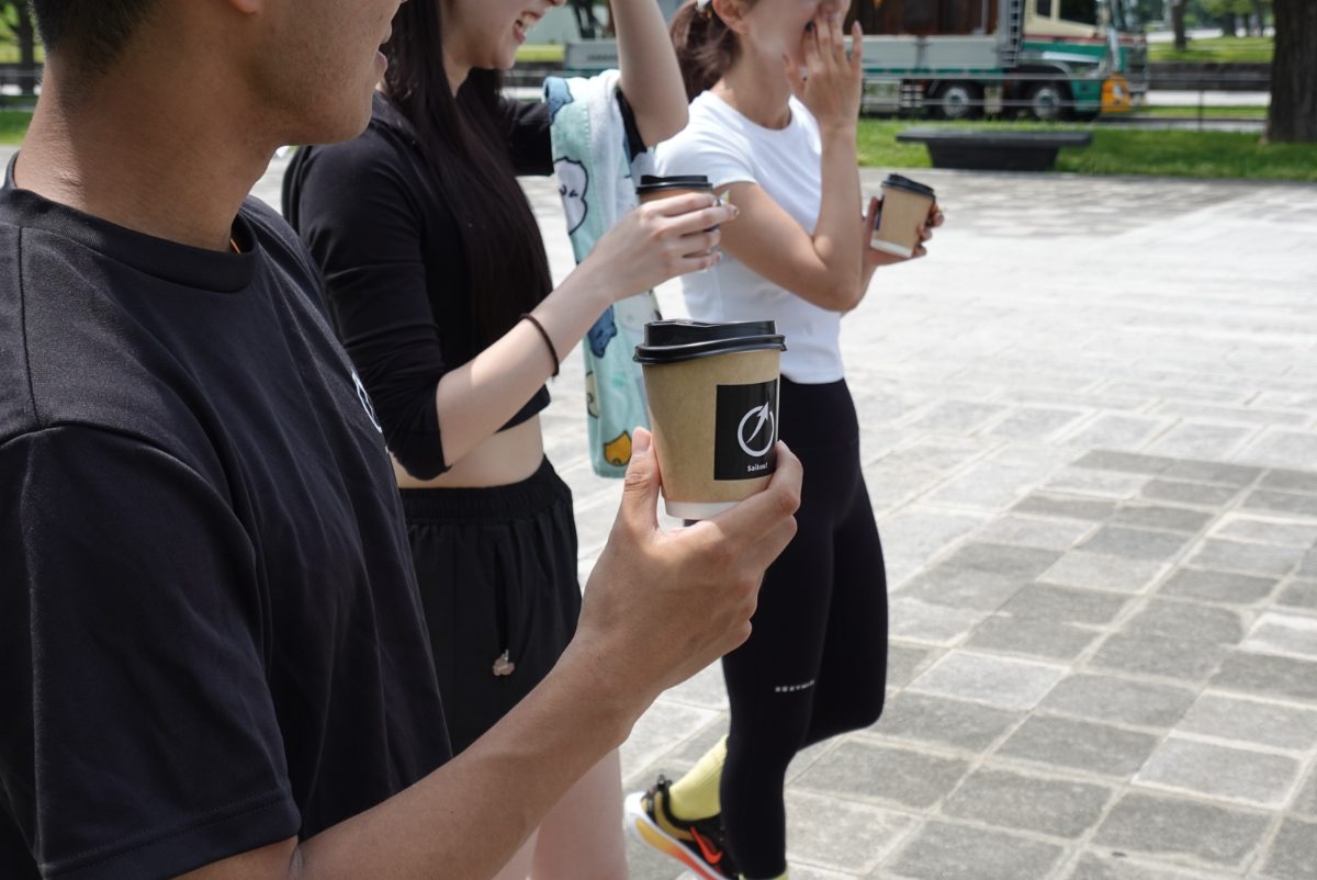 ランのあとにコーヒーを手に話す参加者